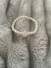 Load image into Gallery viewer, Shimmer/Pearl Bracelet